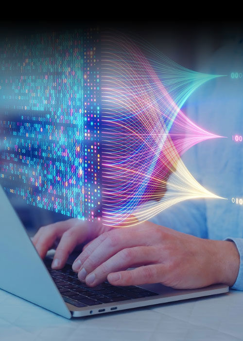 Dizüstü bilgisayarda çalışan kişi, TP’nin inovasyonunu simgeleyen 3D teknoloji ve bağlantı öğeleriyle.