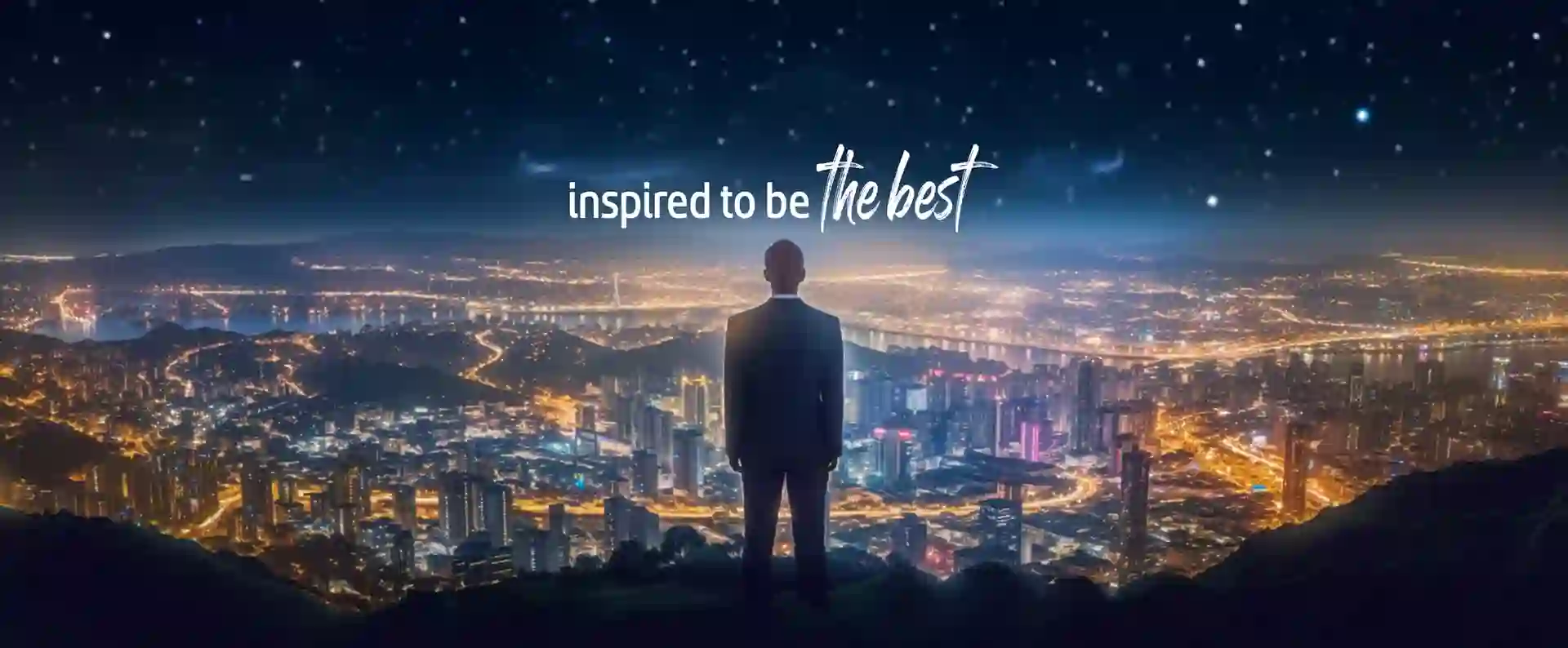 Eine Silhouette einer Person steht und blickt auf eine hell erleuchtete Stadtsilhouette bei Nacht, mit dem Text darüber: „Inspiriert, der Beste zu sein.“ Sterne zieren den Nachthimmel.