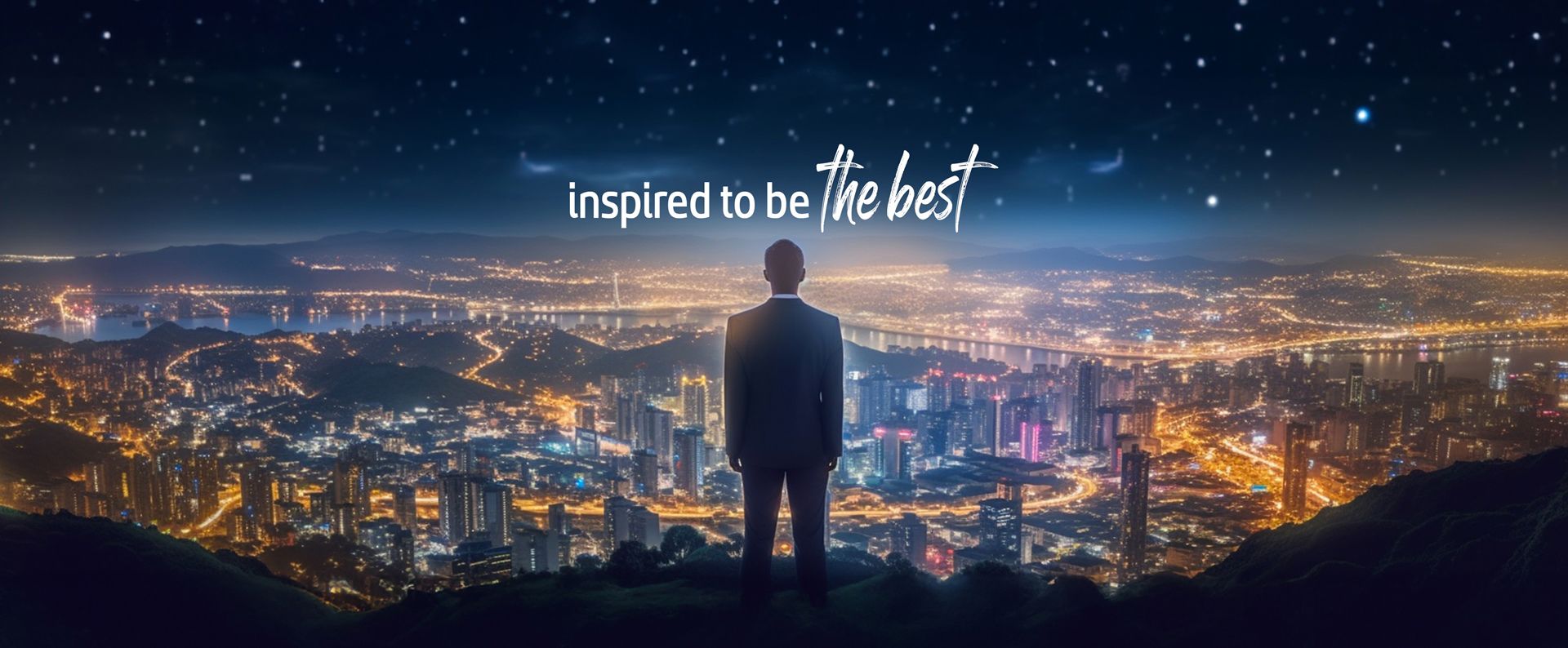 Eine Silhouette einer Person steht und blickt auf eine hell erleuchtete Stadtsilhouette bei Nacht, mit dem Text darüber: „Inspiriert, der Beste zu sein.“ Sterne zieren den Nachthimmel.